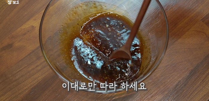 Prepare the seasoning sauce: Combine 2 tablespoons soy sauce, 1 tablespoon corn syrup, 3 tablespoons oyster sauce, 1 tablespoon minced garlic, and a little pepper. Stir well.