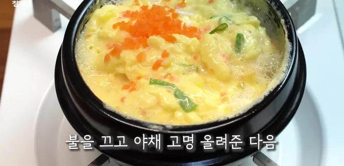 When the egg is 80% cooked, turn off the heat. Add remaining vegetables, cover, and steam for 2 minutes.