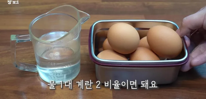 Prepare 150ml of water (half the weight of the eggs).