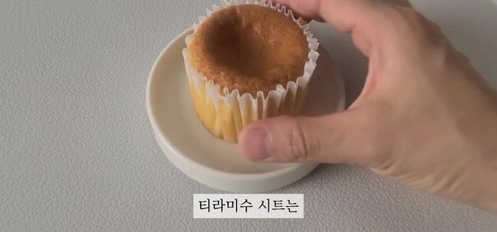 Mix the cream base. (This step is inferred from the audio)
