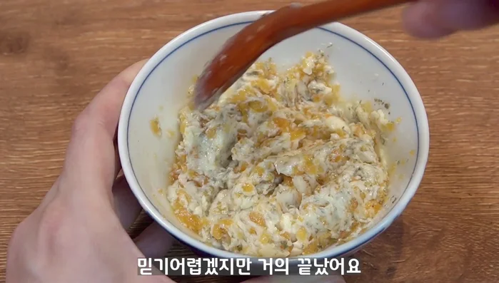 Mix softened butter with minced garlic and parsley (if using).