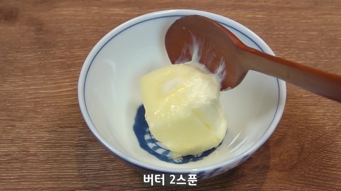Prepare the bread slices. Cut the bread into desired sizes.