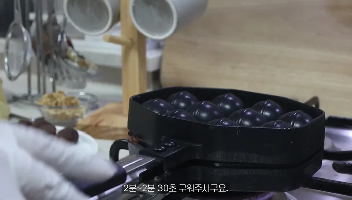 Put the lid on and turn it over immediately. Pour for 2 to 2 minutes and 30 seconds. Turn it over again and do it for 2 to 2 minutes and 30 seconds while checking the color.