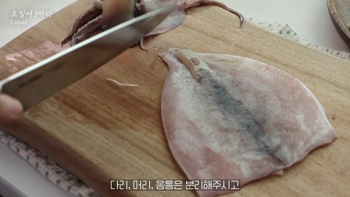 Finely chop the kimchi and shrimp.