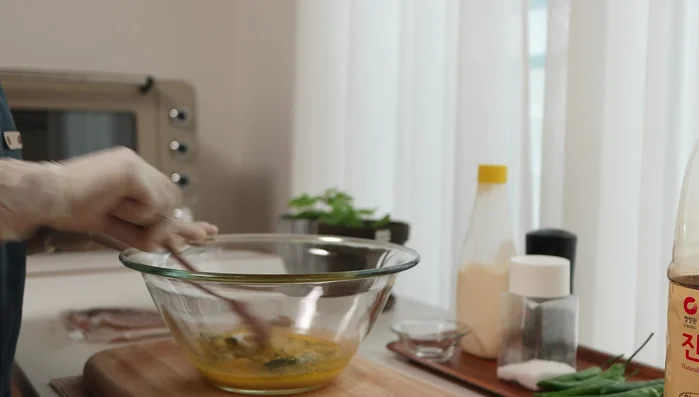 Add sugar and parsley powder to the butter. Mix well.