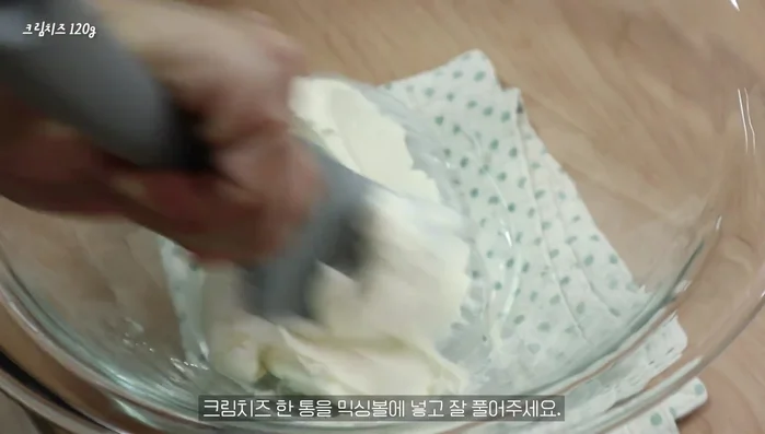 Put a pack of cream cheese in a mixing bowl and mix well. Chop the green onions thinly.