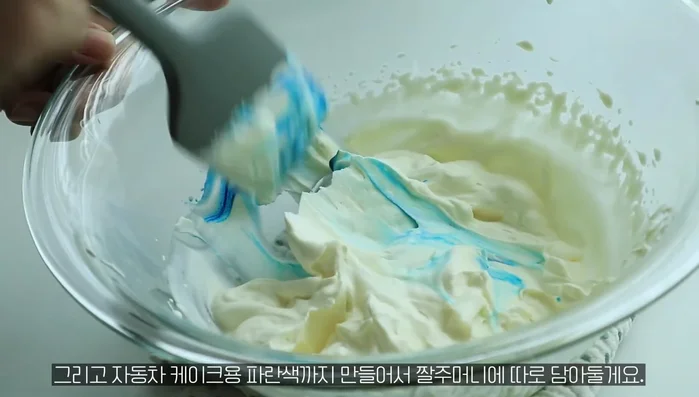 Cut the bottom part of the castella into a diagonal shape.