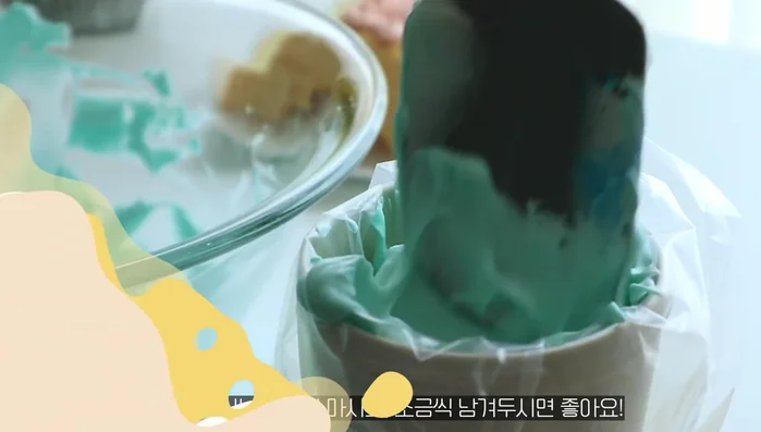 Prepare two castella cakes. Spread them evenly.