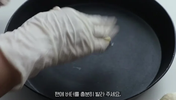 Spread butter on the frying pan.