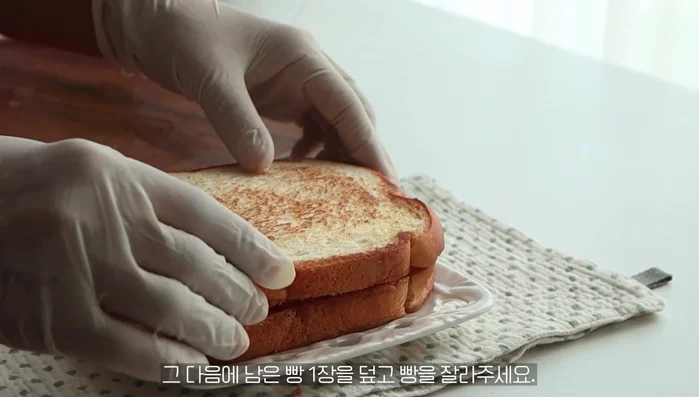 Cover it with the remaining bread and cut the bread.