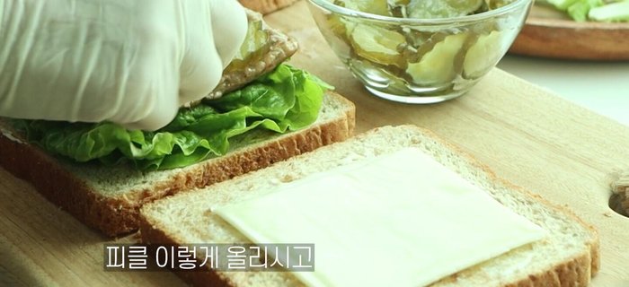 Place the grilled tteokgalbi on one slice of bread.