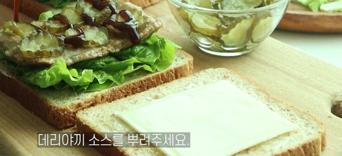 Sprinkle some teriyaki sauce and mayonnaise.