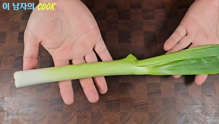 Cut the green onion into large pieces.