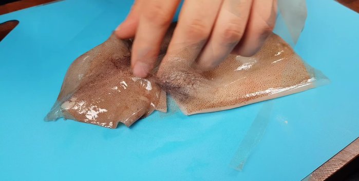 Cut the squid into little finger-sized pieces without peeling it. Prepare thinly sliced green onions.