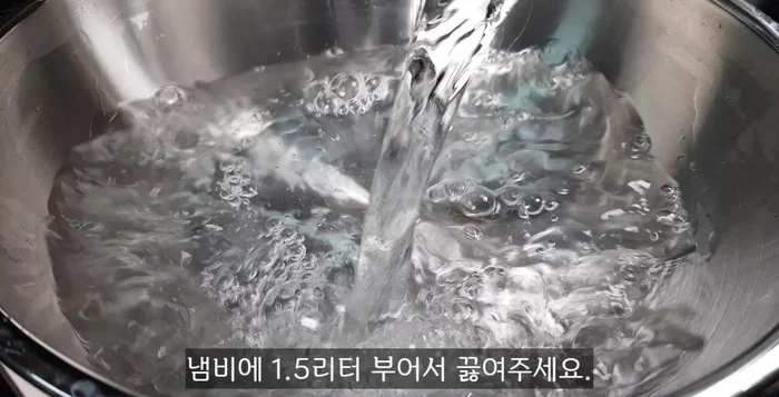 Pour 1.5L of water into a pot and boil. Add one pack of anchovy broth and bring to a boil.