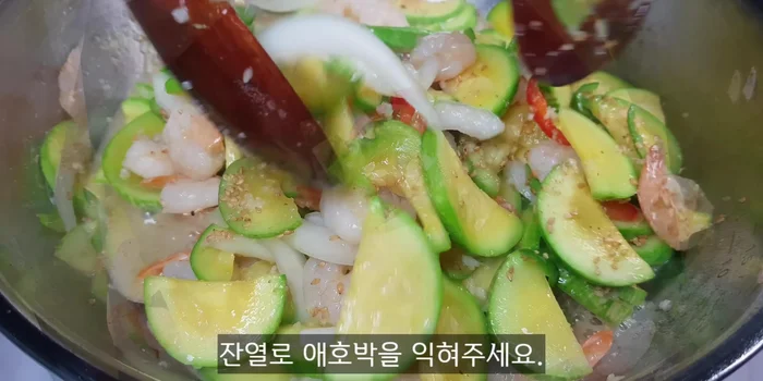 Add sesame powder, mix gently, and turn off the heat. Let the zucchini cook with residual heat.