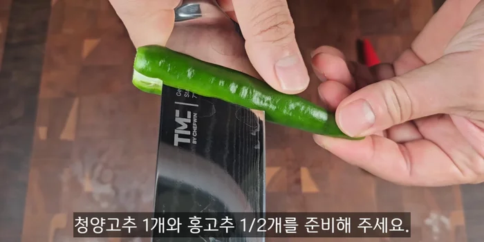 Slice one onion into 4 pieces. Prepare one green pepper and half a red pepper, removing seeds and strings. Slice thinly.