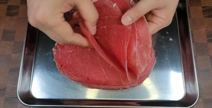 Prepare 1kg of beef bulgogi. Marinate with your preferred bulgogi seasoning. Drain blood using a kitchen towel.