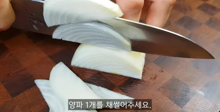 Slice one onion (0.5cm thick) and green onion (finger length, sliced lengthwise).
