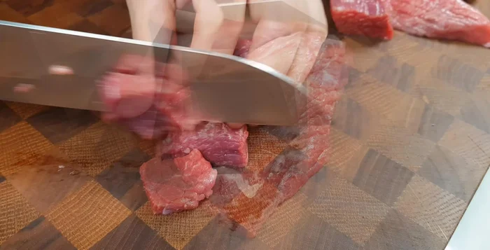 Prepare 300g beef brisket, cut into large pieces, and soak in sugar water (2 spoons of sugar in 1L of water) for 20 minutes to remove blood.