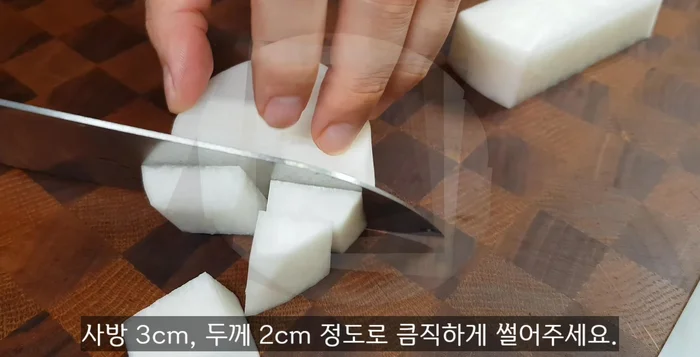 Prepare radish (500g) cut into large pieces, kelp (several pieces), and burdock (1) cut into 2-3cm pieces.