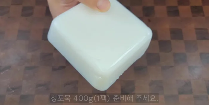 Prepare 400g of Cheongpomuk and slice it lengthwise into approximately 1cm thick pieces.