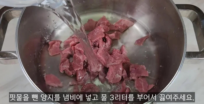 In a pot, boil beef brisket in 3L of water, skimming off impurities. Add radish, burdock, and kelp.