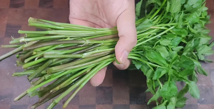 Prepare water parsley (or perilla leaves) and canned golbaengi (2 cans), cut into bite-sized pieces.