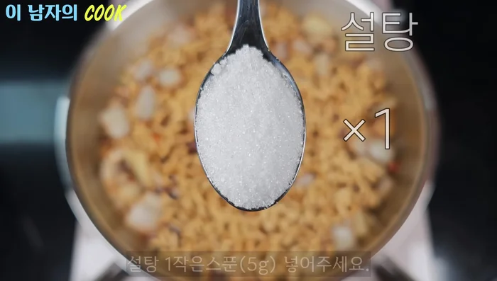 Add one spoonful of bottom tuna liquid, 1 teaspoon of sugar, and 1/2 spoon of red pepper powder.