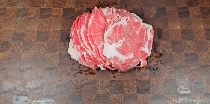 Prepare 500g of pork for stir-frying. Cut into bite-sized pieces.