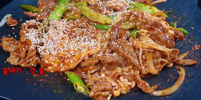 Just before serving, add a spoonful of sesame oil and a spoonful of sesame seeds. Mix well.