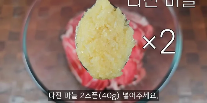 Prepare the seasoning sauce: Add 3 spoons of red pepper powder, 3 spoons of gochujang, 2 spoons of oyster sauce, 2 spoons of corn syrup, and 3 spoons of cooking wine. Mix well. Adjust consistency with 3-4 spoons of water if needed.