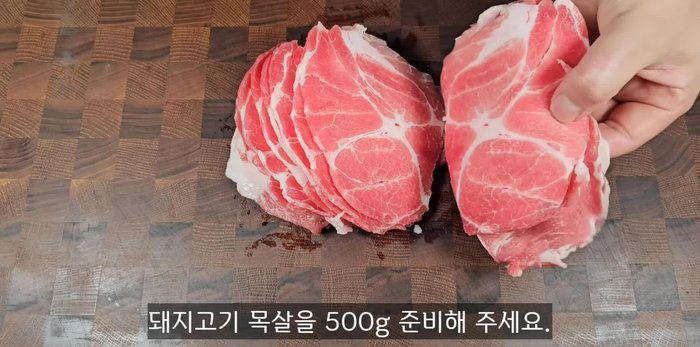 Season the pork: Add 4 spoons of brewing seasoning, 1 spoon of sugar, 2 spoons of cooking wine, 2 spoons of minced garlic, and 1/2 teaspoon of pepper powder. Mix well and marinate.