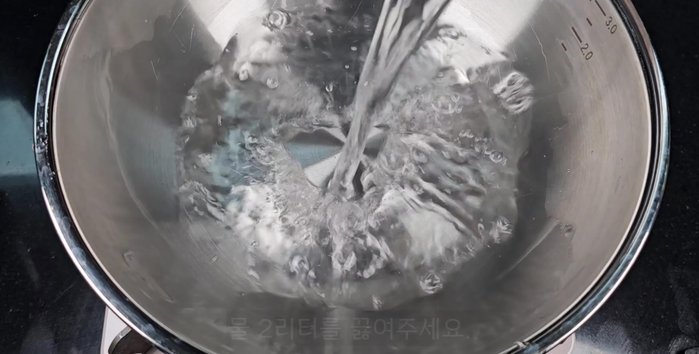 Boil 2 liters of water in a pot for the noodles.