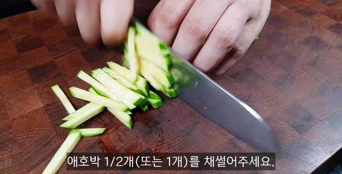 Prepare vegetables: Slice zucchini (1 air bag or half), onion (half), carrots (30g), and green onions (half a handful).