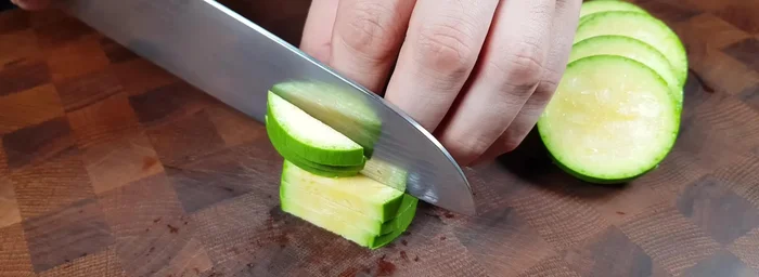 Cut the zucchini into 0.7cm thick slices. Place in a mixing bowl, add salt (pinch three times), and mix well. Marinate for about 10 minutes.
