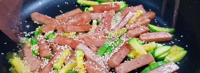 Add half a spoon of sesame oil and sprinkle a whole spoon of sesame seeds. Lightly mix and turn off the heat.