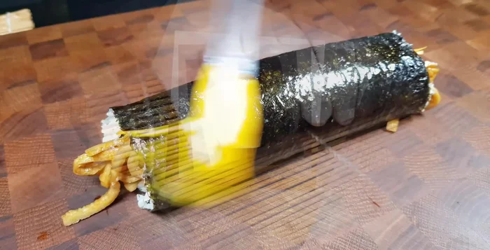 Fold the ends of the rice, roll up the kimbap. Evenly apply sesame oil to prevent bursting. Cut into bite-sized pieces.