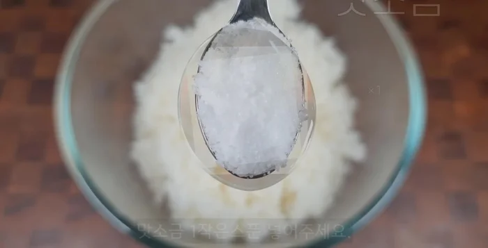 Prepare rice. Add 3 spoons sesame oil and 1 teaspoon seasoned salt. Mix well.