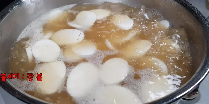 Add rice cakes to the boiling broth. Cook until they float to the surface.