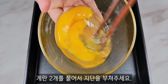Beat 2 eggs and mix in sesame seeds.