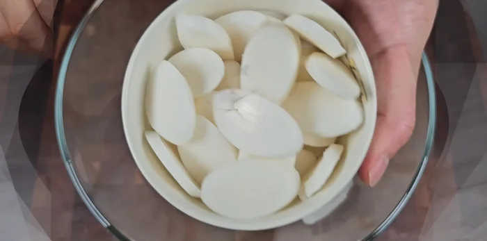 Prepare rice cakes. Soak in cold water for 2-30 minutes to remove surface starch. For chewier texture, add a spoonful of soy sauce, mix well, and let sit for 10 minutes.