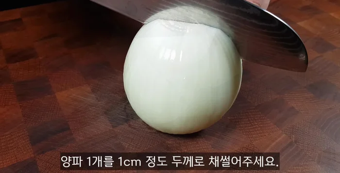 Slice the onion into 1cm thick strips.
