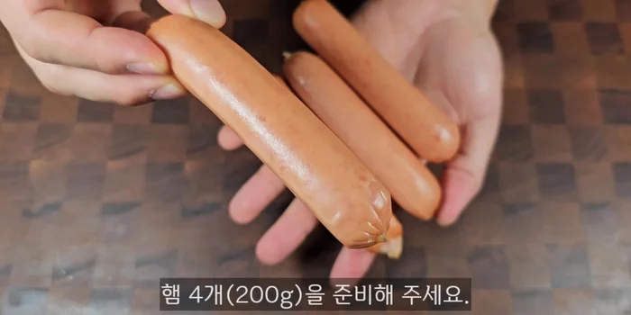 Prepare four 2g pieces of Doi ham and cut them into sizes similar to the fish cake.