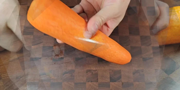 Prepare and cut 50g of carrots into sizes similar to the fish cake.