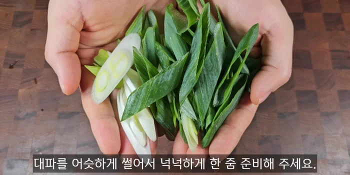 Cut the white part of the green onions into large pieces.