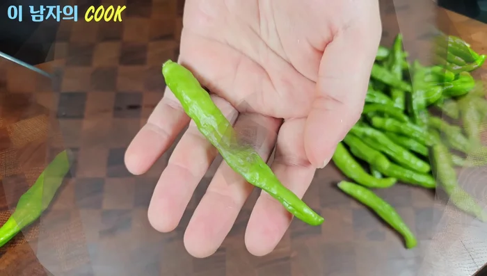Prepare 100g of chili peppers. Remove stems, wash, and cut off the ends.