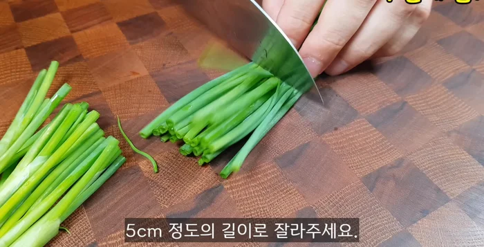 Prepare green onions: Cut into 5cm pieces. Blanch in boiling water for 10 seconds, then immediately transfer to cold water to cool. Pat dry with a kitchen towel.