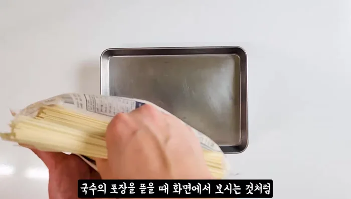 Cook noodles: Tear open the noodle package lengthwise for easier access. Boil 100g of noodles in water (add 1 spoon of salt per 1 liter of water) for 4 minutes after the water boils. Rinse in ice water to remove starch.