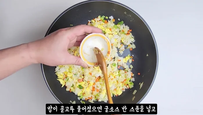 Add oyster sauce (1/2 spoon), remaining green onions, pickled cucumber, pepper, and sesame oil (1/2 spoon).